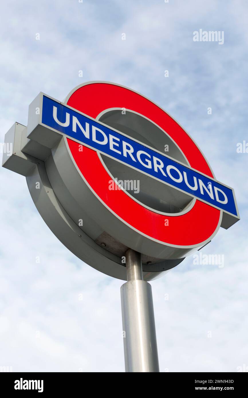 Underground sign london hi-res stock photography and images - Alamy