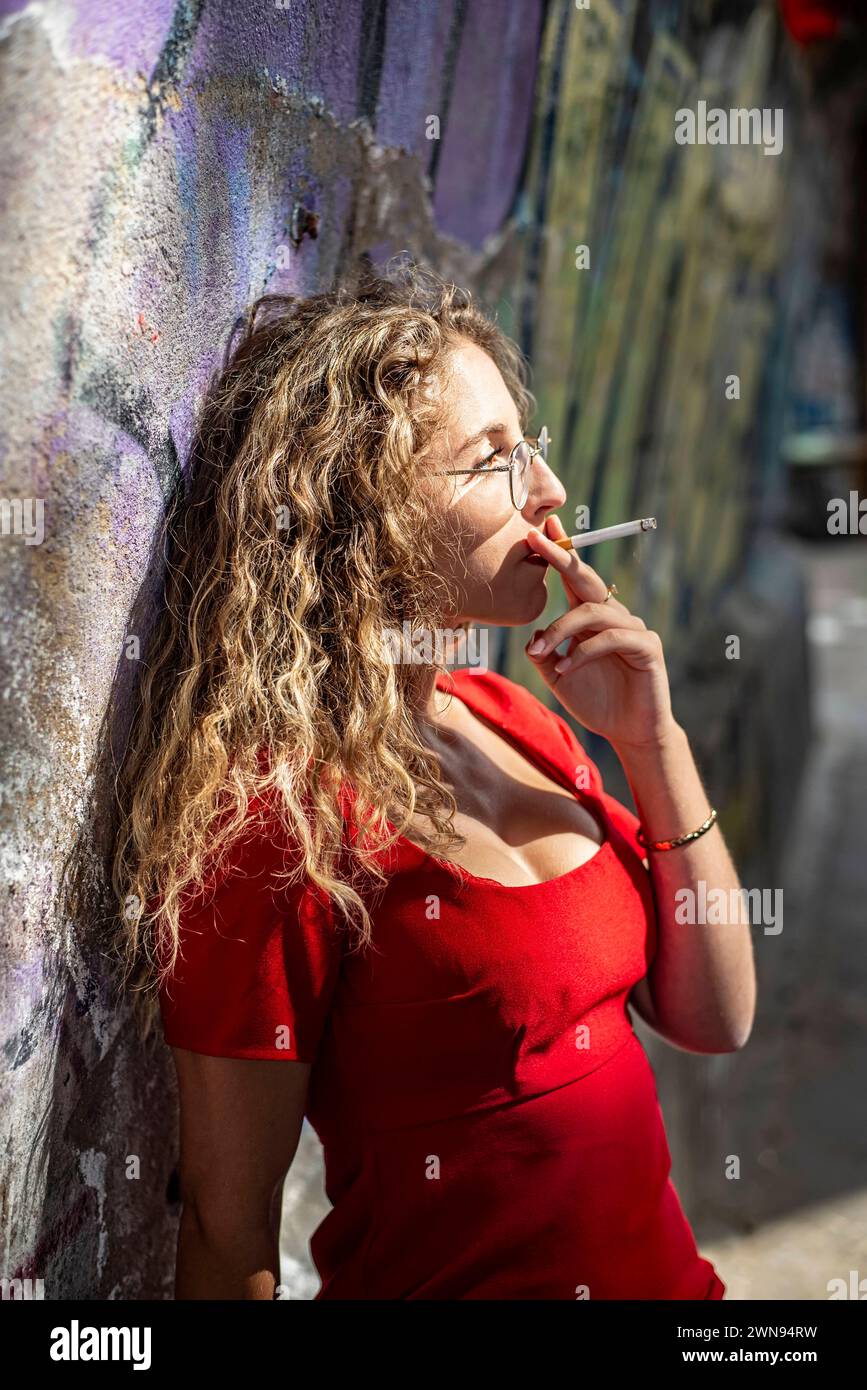 nachdenkliche junge Frau raucht eine Zigarette *** Local Caption *** *** thoughtful young woman smokes a cigarette Local Caption Stock Photo