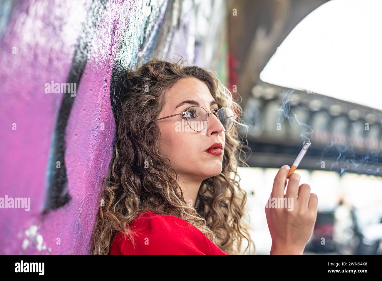 nachdenkliche junge Frau raucht eine Zigarette *** Thoughtful young woman smokes a cigarette Stock Photo