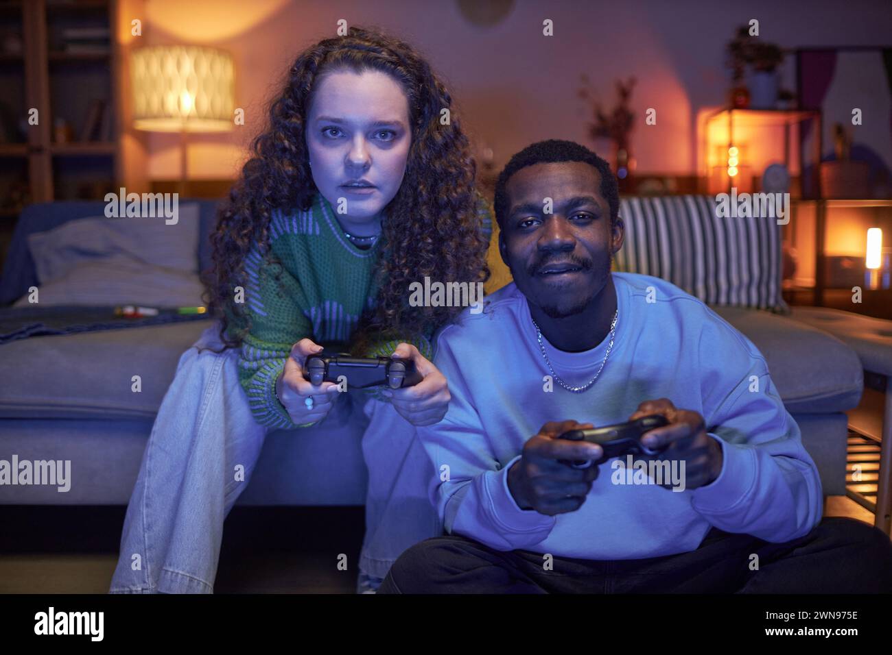Man woman play video games hi-res stock photography and images - Alamy