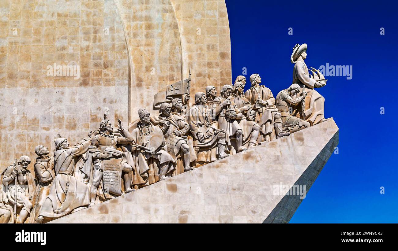 Monumentale Statuengruppe unter klarblauem Himmel, die historische Figuren der portugiesischen Geschichte darstellt, Lisbon Stock Photo