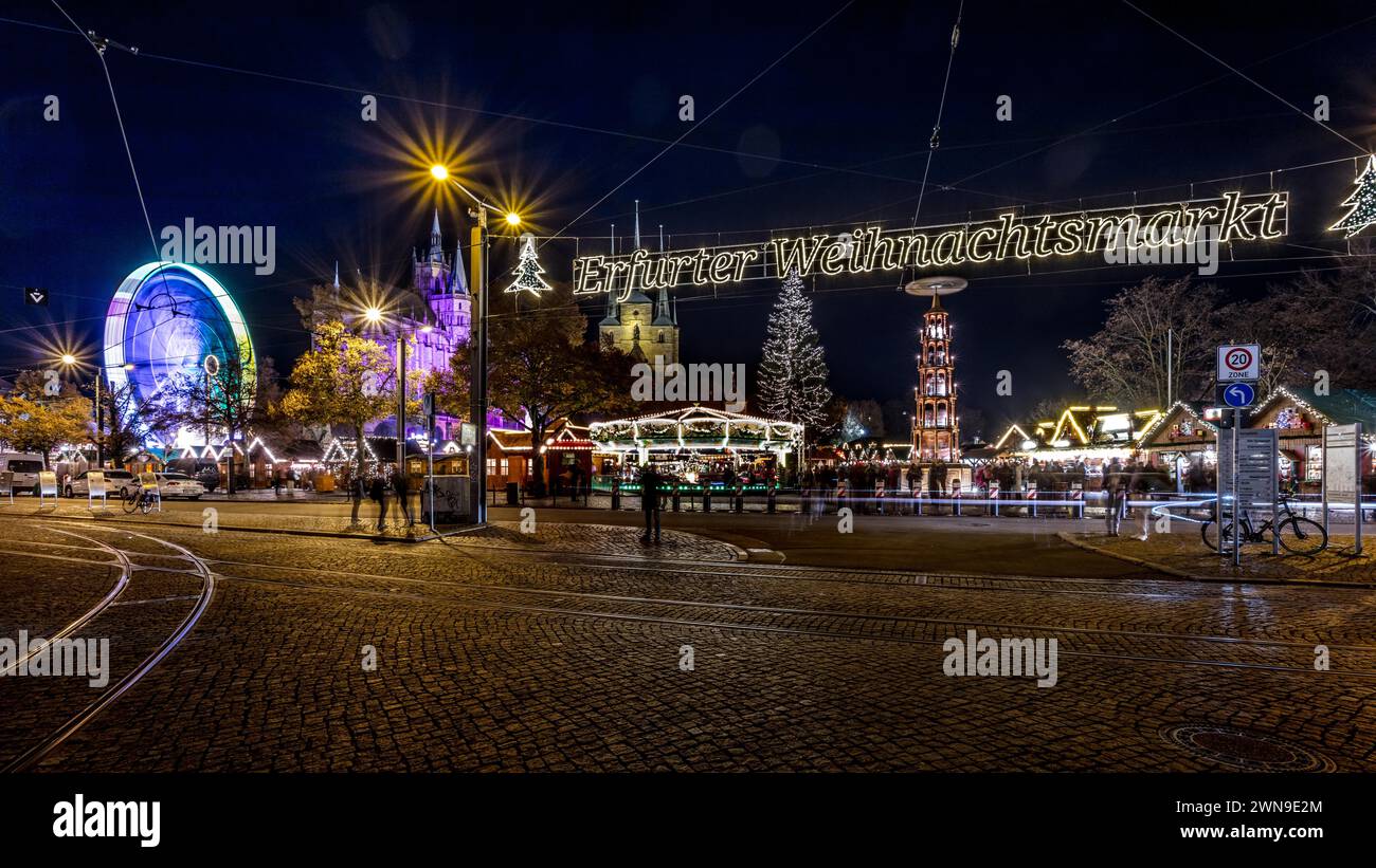 Beleuchteter Weihnachtsmarkt bei Nacht mit festlicher Atmosphaere und Menschen, Erfurter Weihnachtsmarkt Erfurt Stock Photo