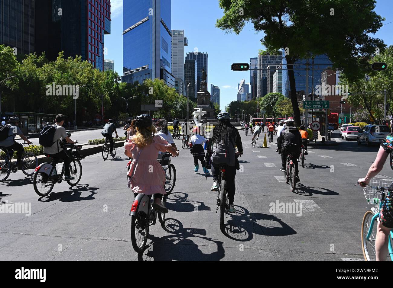 Cycling on the Avenida de la Reforma, Colonia Centro, Mexico City ...