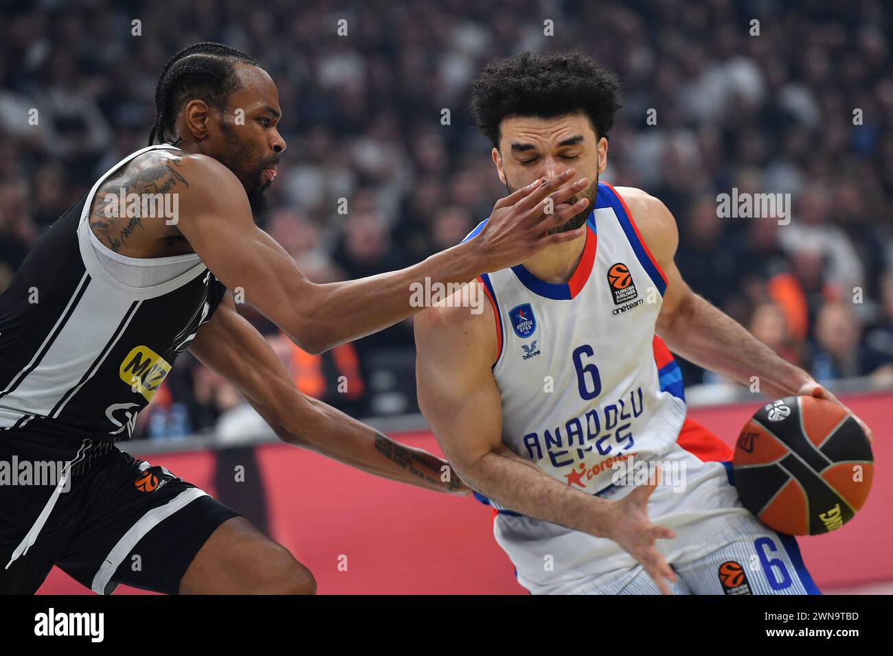 Belgrade, Serbia, 29 February, 2023. Elijah Bryant of Anadolu Efes Istanbul competes against Kevin Punter of Partizan Mozzart Bet Belgrade during the 2023/2024 Turkish Airlines EuroLeague, Round 27 match between Partizan Mozzart Bet Belgrade and Anadolu Efes Istanbul at Stark Arena in Belgrade, Serbia. February 29, 2023. Credit: Nikola Krstic/Alamy Stock Photo