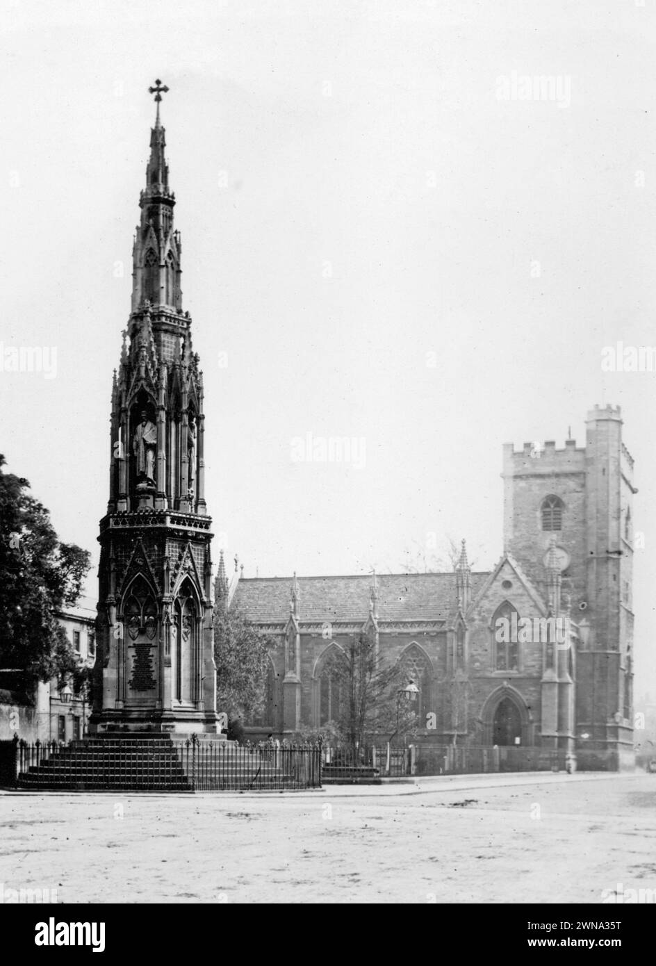 1900 Historic Black and White Photograph of Martyrs Memorial and St. Mary Magdalen Church, Magdalen Street, Oxford, England, UK Stock Photo