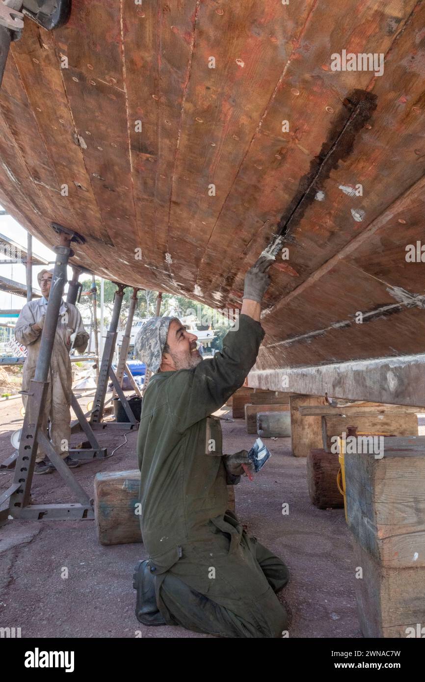 Die Besatzung der 'Marjupe II' repariert das Schleppnetzboot in der Werft von Cala d'Or, Mallorca Stock Photo