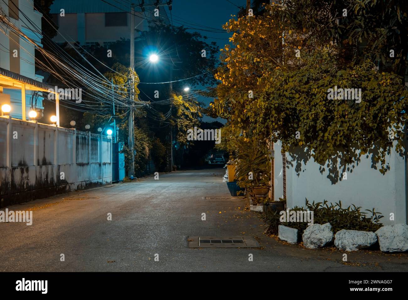 Empty residential street at night hi-res stock photography and images ...