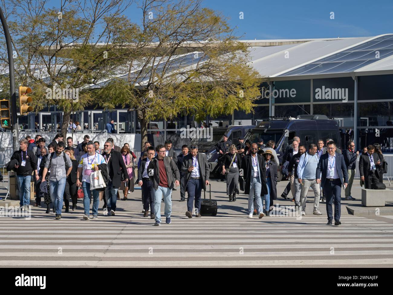 Besucher vor Messegelände aussen, MWC Mobile World Congress 2024, Barcelona, Spanien Stock Photo