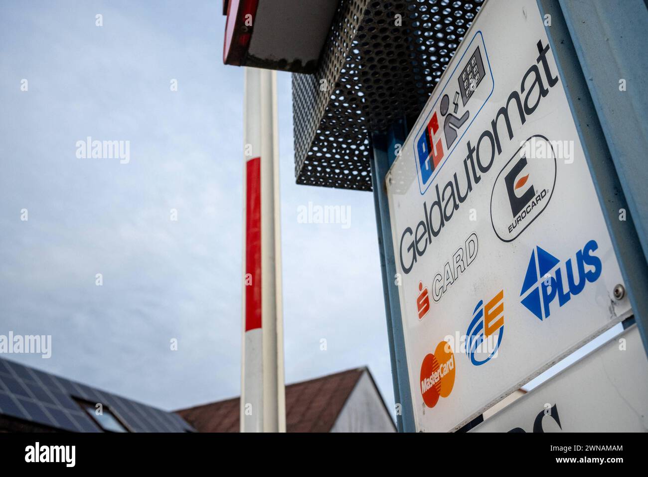 Hinweisschild für Zahlungsmethoden am Geldautomaten 01.03.24, Limburg: Symbolfoto, Illustrationsbild, Symbolbild, Illustrationsfoto Hinweisschild für Zahlungsmethoden am Geldautomaten Ein Werbeschild bzw. Hinweisschild an einer Stele informiert über die Verfügbarkeit eines EC-Geldautomaten und die Akzeptanz von Zahlungsmethoden wie S-Card, Eurocard und Mastercard. Limburg Hessen Germany *** Information sign for payment methods at ATMs 01 03 24, Limburg Symbol photo, illustration image, symbol image, illustration photo Information sign for payment methods at ATMs An advertising sign or informat Stock Photo