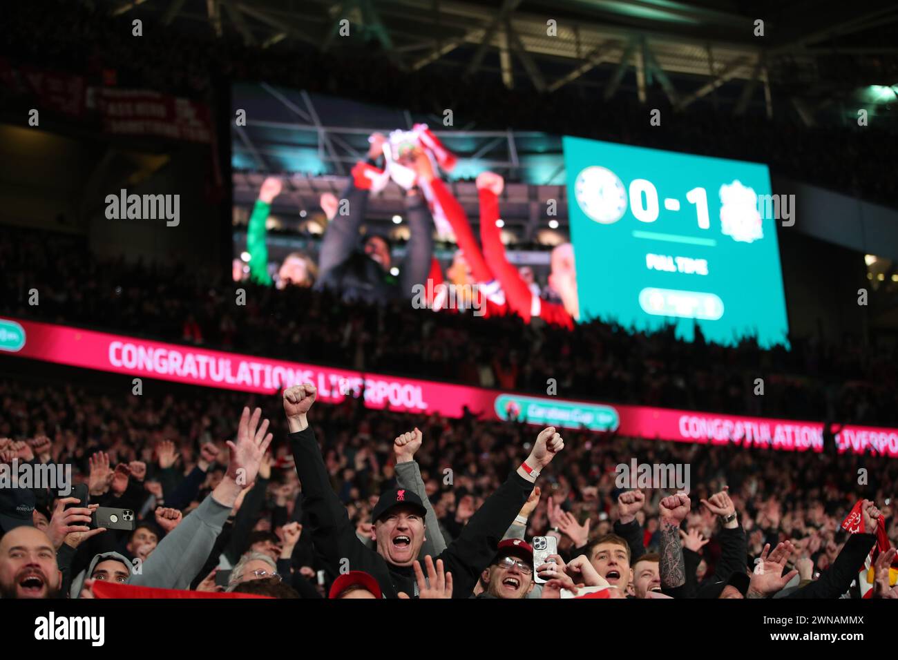 Liverpool fans celebrate as Manager of Liverpool, Jurgen Klopp lifts ...