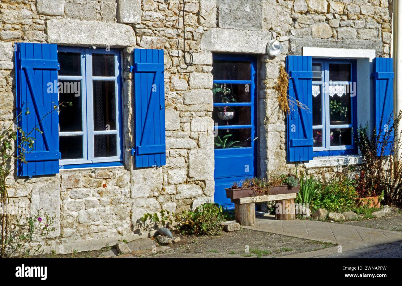 Altes Reetdach-Landhaus im Moordorf St-Joachim im regionalen Naturpark von Briere im Departement Morbihan, Bretagne. Liegt abgeschieden in einer wasserreichen Sumpf- und Moorlandschaft, die von Kanaelen durchzogene ist. Diese kaum beruehrte Naturlandschaft mit ihren denkmalgeschuetzten alten Landhaeusern ist heute ein vielbesuchtes Touristenziel Briere Bauernhaus *** Old thatched-roof country house in the moorland village of St Joachim in the regional nature park of Briere in the department of Morbihan, Brittany Situated in a secluded location in a water-rich marsh and moor landscape criss-cro Stock Photo