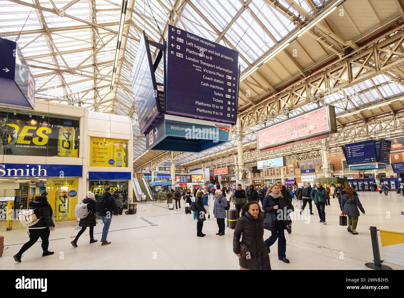 London commuters in the morning, London Victoria rail station concourse, London UK Stock Photo