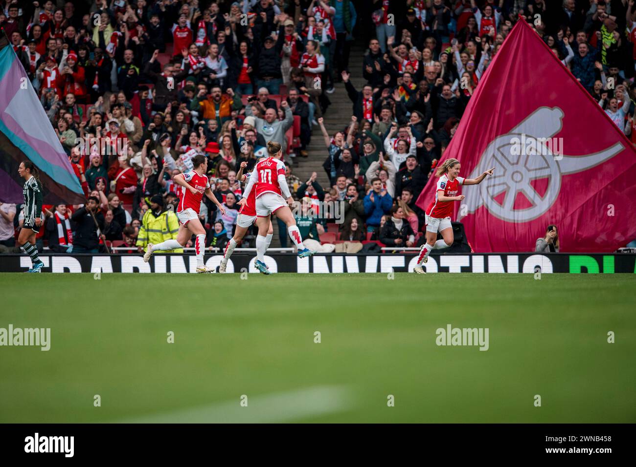 Stadium corner flag crowd hi-res stock photography and images - Alamy