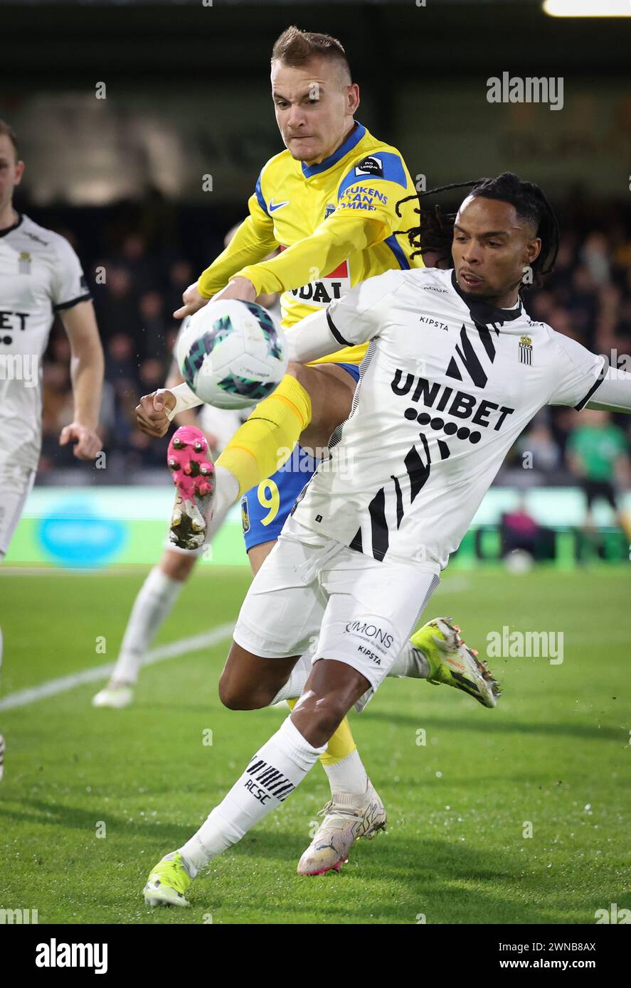 Westerlo, Belgium. 01st Mar, 2024. Westerlo's Matija Frigan and Charleroi's Jeremy Petris fight for the ball during a soccer match between KVC Westerlo and Sporting Charleroi, Friday 01 March 2024 in Westerlo, on day 28/30 of the 2023-2024 'Jupiler Pro League' first division of the Belgian championship. BELGA PHOTO VIRGINIE LEFOUR Credit: Belga News Agency/Alamy Live News Stock Photo