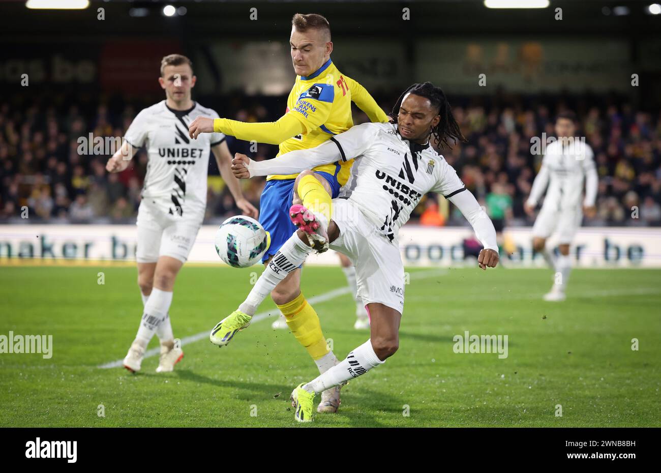 Westerlo, Belgium. 01st Mar, 2024. Westerlo's Matija Frigan and Charleroi's Jeremy Petris fight for the ball during a soccer match between KVC Westerlo and Sporting Charleroi, Friday 01 March 2024 in Westerlo, on day 28/30 of the 2023-2024 'Jupiler Pro League' first division of the Belgian championship. BELGA PHOTO VIRGINIE LEFOUR Credit: Belga News Agency/Alamy Live News Stock Photo