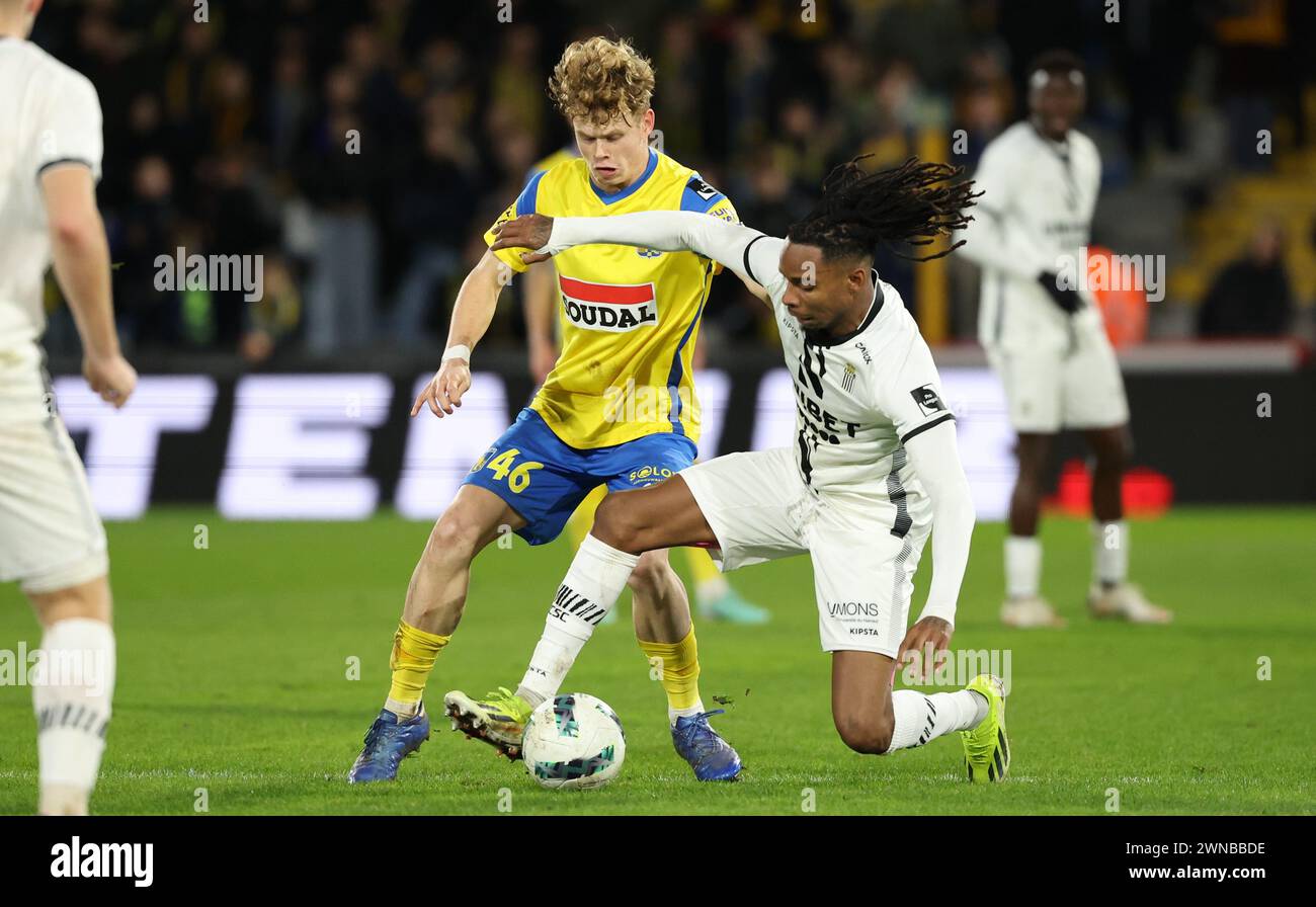 Westerlo, Belgium. 01st Mar, 2024. Westerlo's Arthur Piedfort and Charleroi's Jeremy Petris fight for the ball during a soccer match between KVC Westerlo and Sporting Charleroi, Friday 01 March 2024 in Westerlo, on day 28/30 of the 2023-2024 'Jupiler Pro League' first division of the Belgian championship. BELGA PHOTO VIRGINIE LEFOUR Credit: Belga News Agency/Alamy Live News Stock Photo