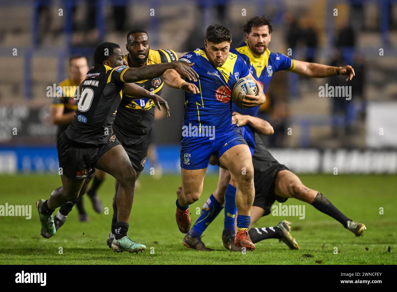 Joe Philbin of Warrington Wolves makes a break during the Betfred Super ...