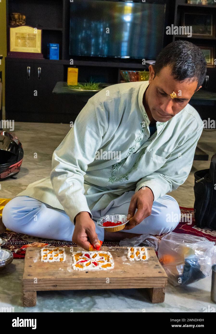 Pandit performing pooja hires stock photography and images Alamy