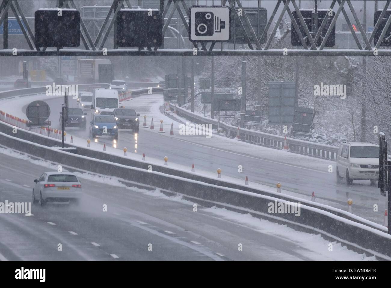 Bristol, UK. 2nd Mar, 2024. Morning snow fall makes tricky driving conditions on the M5 near Bristol. Outside lane is closed. Pictured is the M5 between junctions 15/16 and 17. Credit: JMF News/Alamy Live News Stock Photo