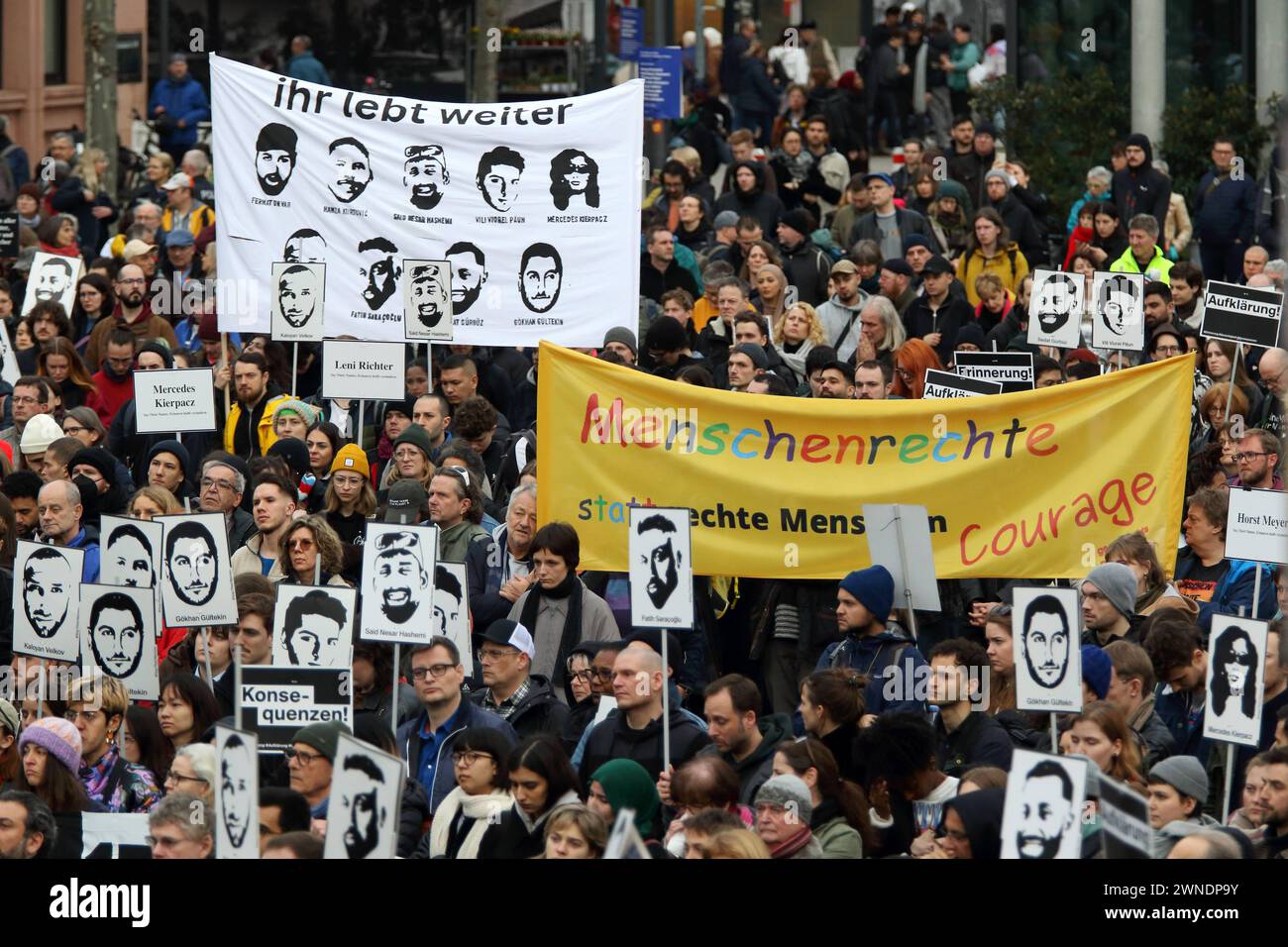 Bundesweite Gedenkdemonstration vier Jahre nach dem rassistischen Anschlag vom 19. Februar 2020 in Hanau - Gegen rechten Terror in Deutschland - Say Their Names - Rassistische Morde - Deutschland, GER, DEU Germany, Hanau, 17.02.2024 - Tausende gedenken der Attentat-Opfer von Hanau, setzen ein Zeichen gegen Rassismus und prangern Fehler der Behörden an. Die Demoteilnehmer versammelten sich am Kurt-Schumacher-Platz in Hanau-Kesselstadt und erreichten nach ca. einer Stunde den Marktplatz der Hanauer Innenstadt. Hier fand die Abschlusskundgebung mit zahlreichen Angehörigen der Opfer statt. Namen d Stock Photo