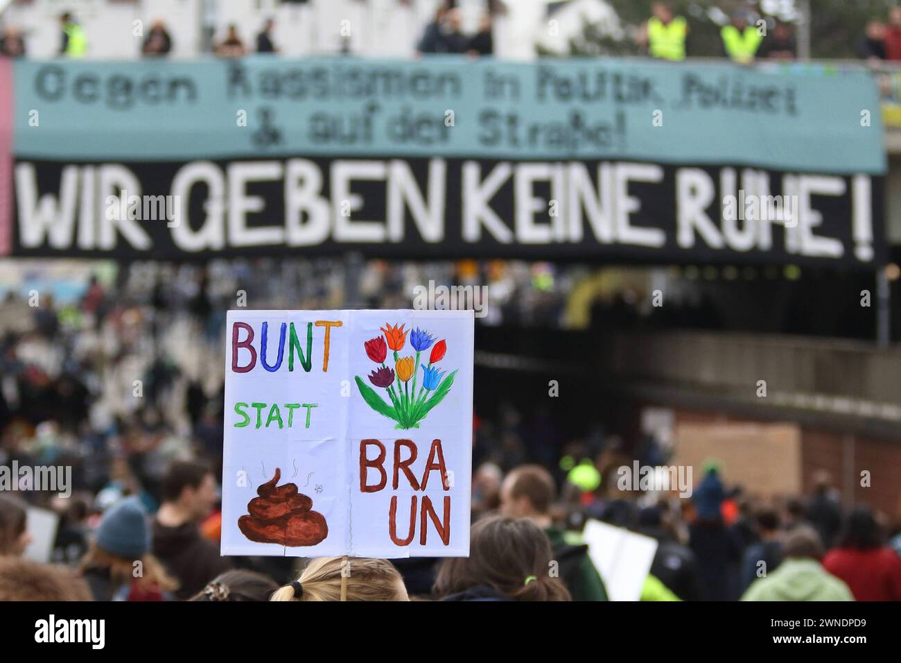 Bundesweite Gedenkdemonstration vier Jahre nach dem rassistischen Anschlag vom 19. Februar 2020 in Hanau - Gegen rechten Terror in Deutschland - Say Their Names - Rassistische Morde - Deutschland, GER, DEU Germany, Hanau, 17.02.2024 - Tausende gedenken der Attentat-Opfer von Hanau, setzen ein Zeichen gegen Rassismus und prangern Fehler der Behörden an. Die Demoteilnehmer versammelten sich am Kurt-Schumacher-Platz in Hanau-Kesselstadt und erreichten nach ca. einer Stunde den Marktplatz der Hanauer Innenstadt. Hier fand die Abschlusskundgebung mit zahlreichen Angehörigen der Opfer statt. Namen d Stock Photo