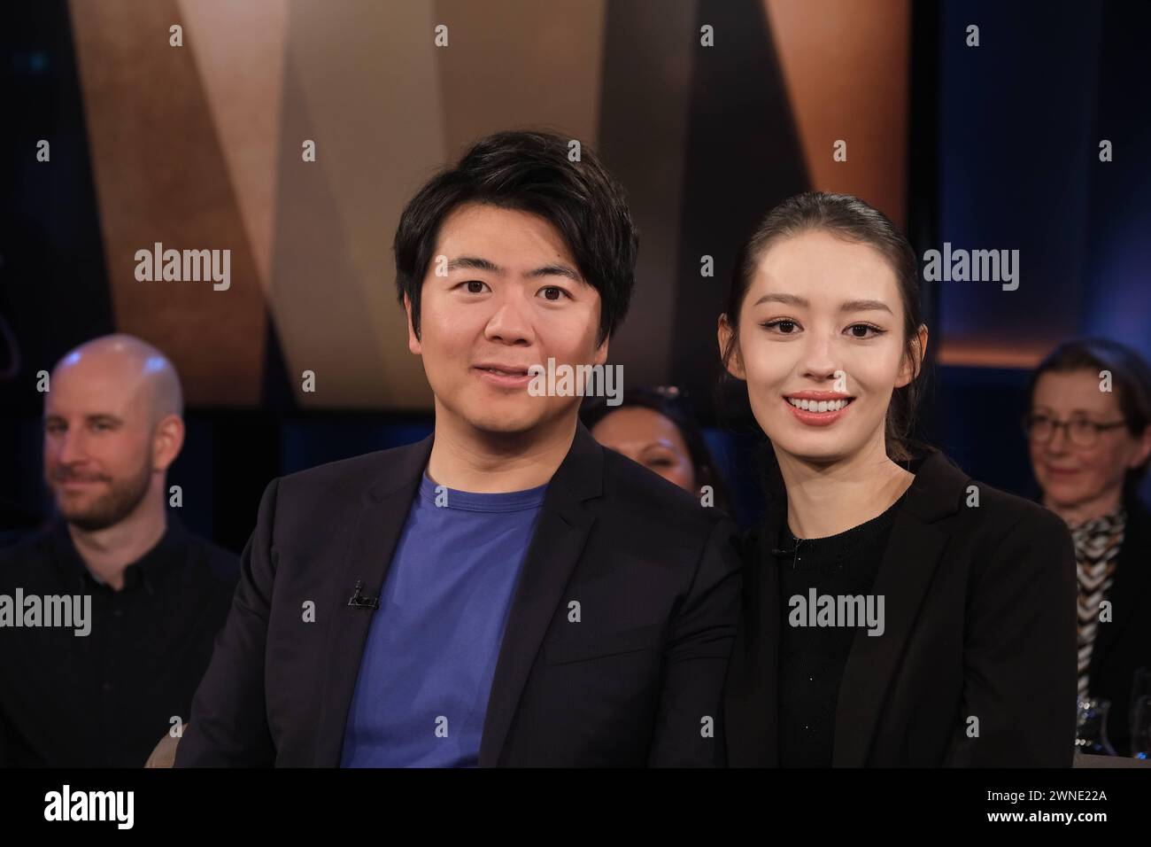 Lang Lang Pianist mit Ehefrau Gina Alice Pianistin zu Gast in der NDR Talk Show, Fototermin am 1.3.2024 im Fernsehstudio Hamburg Lokstedt *** Lang Lang pianist with wife Gina Alice pianist as guest on the NDR Talk Show, photo session on 1 3 2024 in the Hamburg Lokstedt television studio Stock Photo