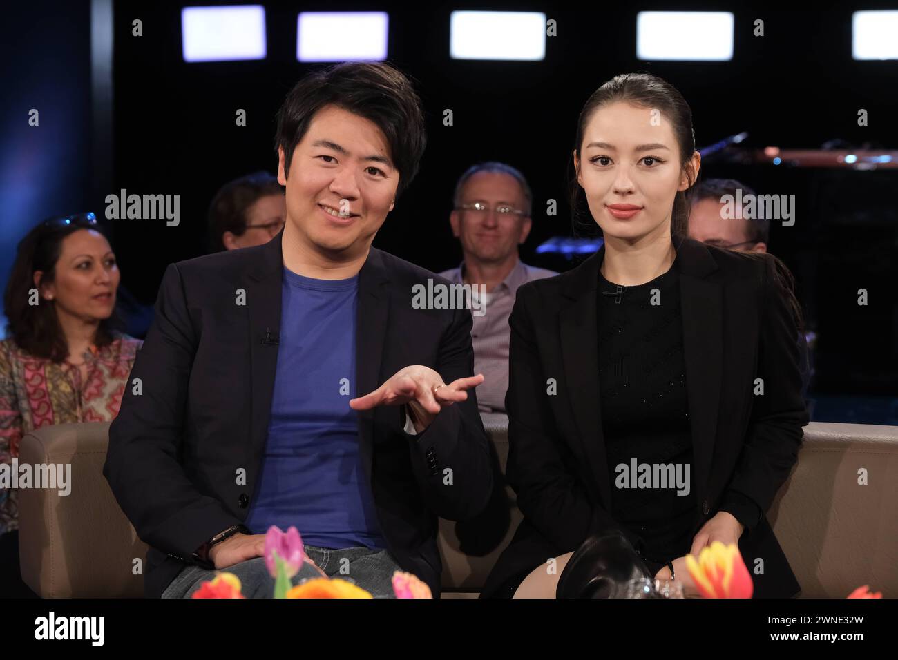 Lang Lang Pianist mit Ehefrau Gina Alice Pianistin zu Gast in der NDR Talk Show, Fototermin am 1.3.2024 im Fernsehstudio Hamburg Lokstedt *** Lang Lang pianist with wife Gina Alice pianist as guest on the NDR Talk Show, photo session on 1 3 2024 in the Hamburg Lokstedt television studio Stock Photo