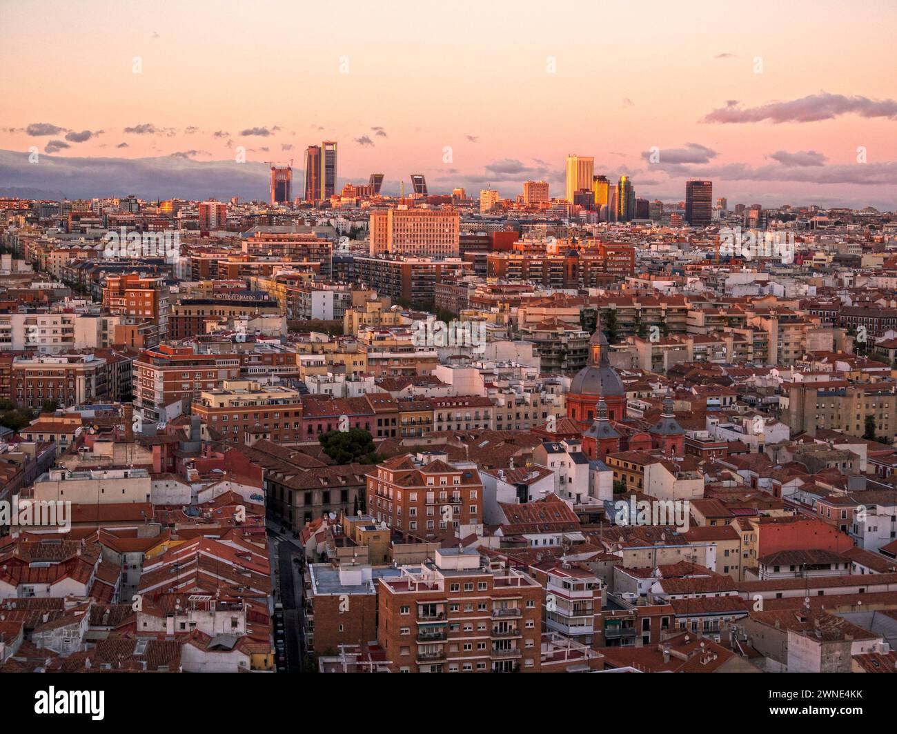 Rascacielos edificio urbano hi-res stock photography and images - Alamy, image size:1300x1064