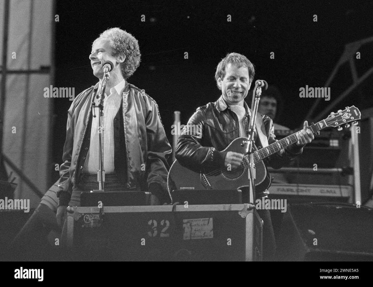 初来日! Simon & Garfunkel Korakuen 1982 6CD Simon garfunkel 1982 hi-res stock photography and images - Alamy
