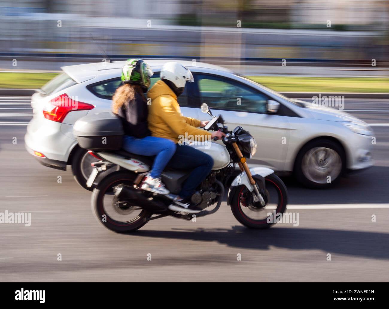 Motocicleta y coche. Madrid. España Stock Photo