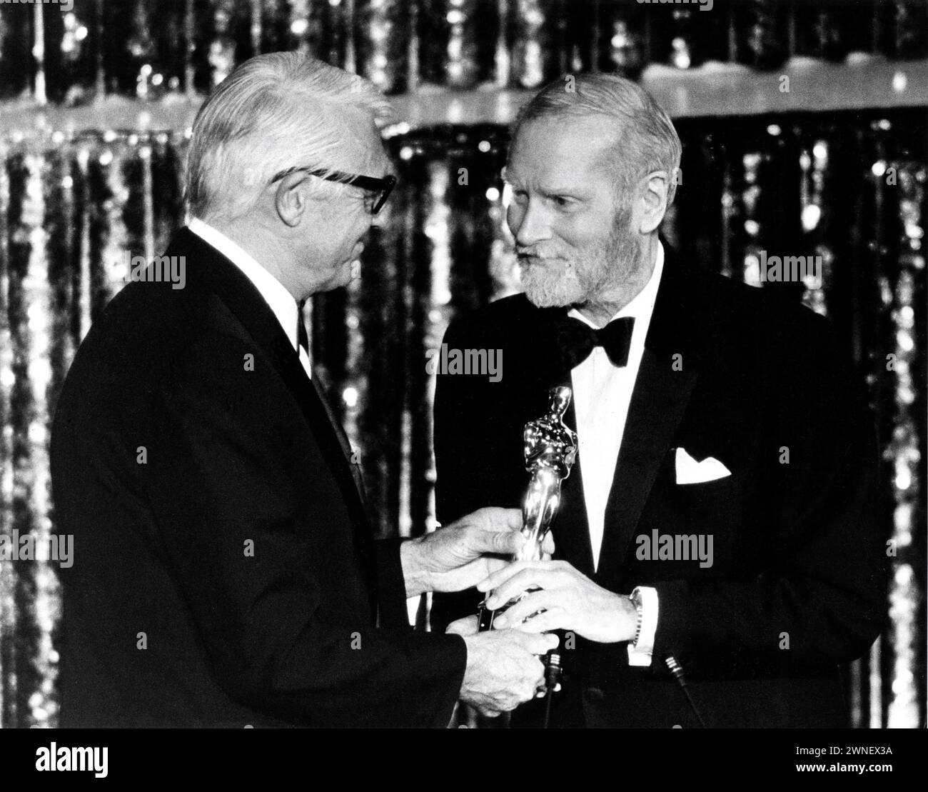 CARY GRANT presents LAURENCE OLIVIER with an Honorary Oscar at the 51st Academy Awards at the Dorothy Chandler Pavilion, Los Angeles on Monday April 9th 1979 Stock Photo