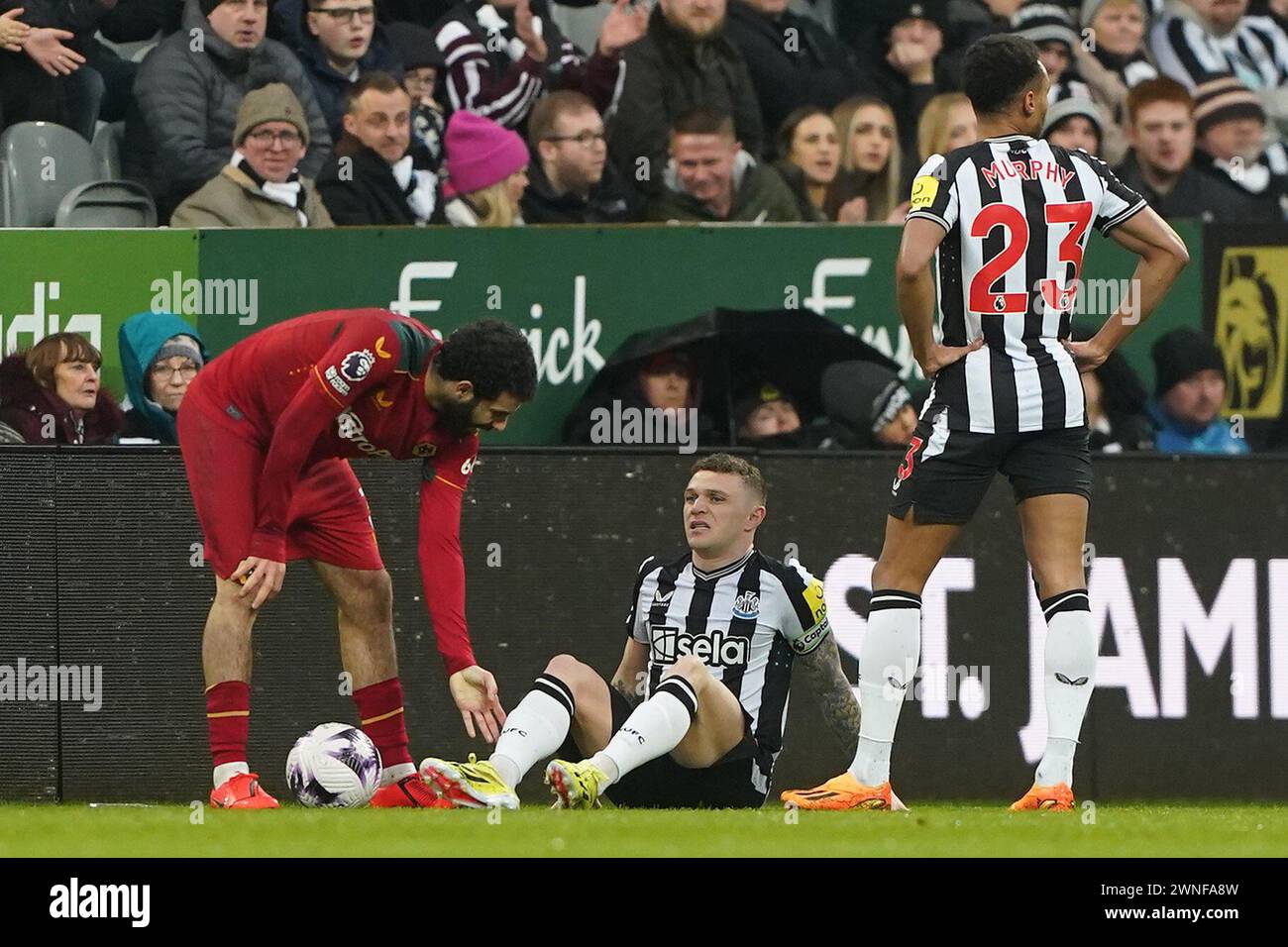 Newcastle United's Kieran Trippier (centre) appears injured before being substituted off during the Premier League match at St. James' Park, Newcastle upon Tyne. Picture date: Saturday March 2, 2024. Stock Photo
