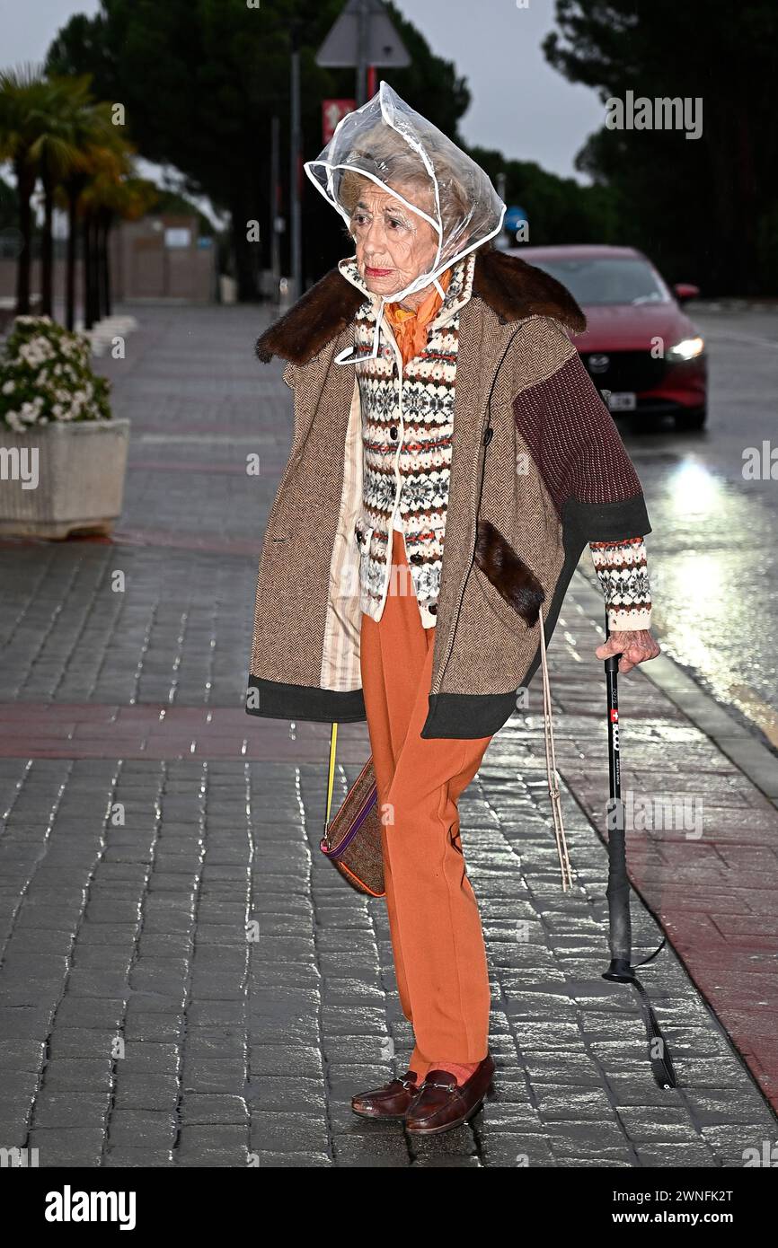 carmen-fern-ndez-de-araoz-mara-n-arriving-at-the-funeral-chapel-of