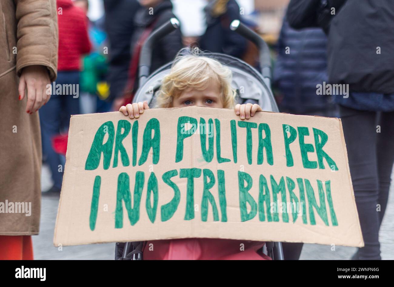 Milano, Italia. 02nd Mar, 2024. Foto Stefano Porta/LaPresse02-03-2024, Milano, Italia - Cronaca - Largo Cairoli manifestazione &#x201c;Vietato respirare&#x201d; per chiedere aria pulita in Lombardia March 2, 2024, Milan, Italy - News - Largo Cairoli &#x201c;Forbidden to Breathe&#x201d; demonstration to demand clean air in Lombardy Credit: LaPresse/Alamy Live News Stock Photo