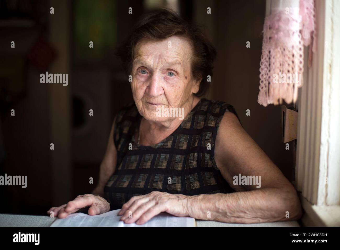 Old wrinkled woman hi-res stock photography and images - Alamy
