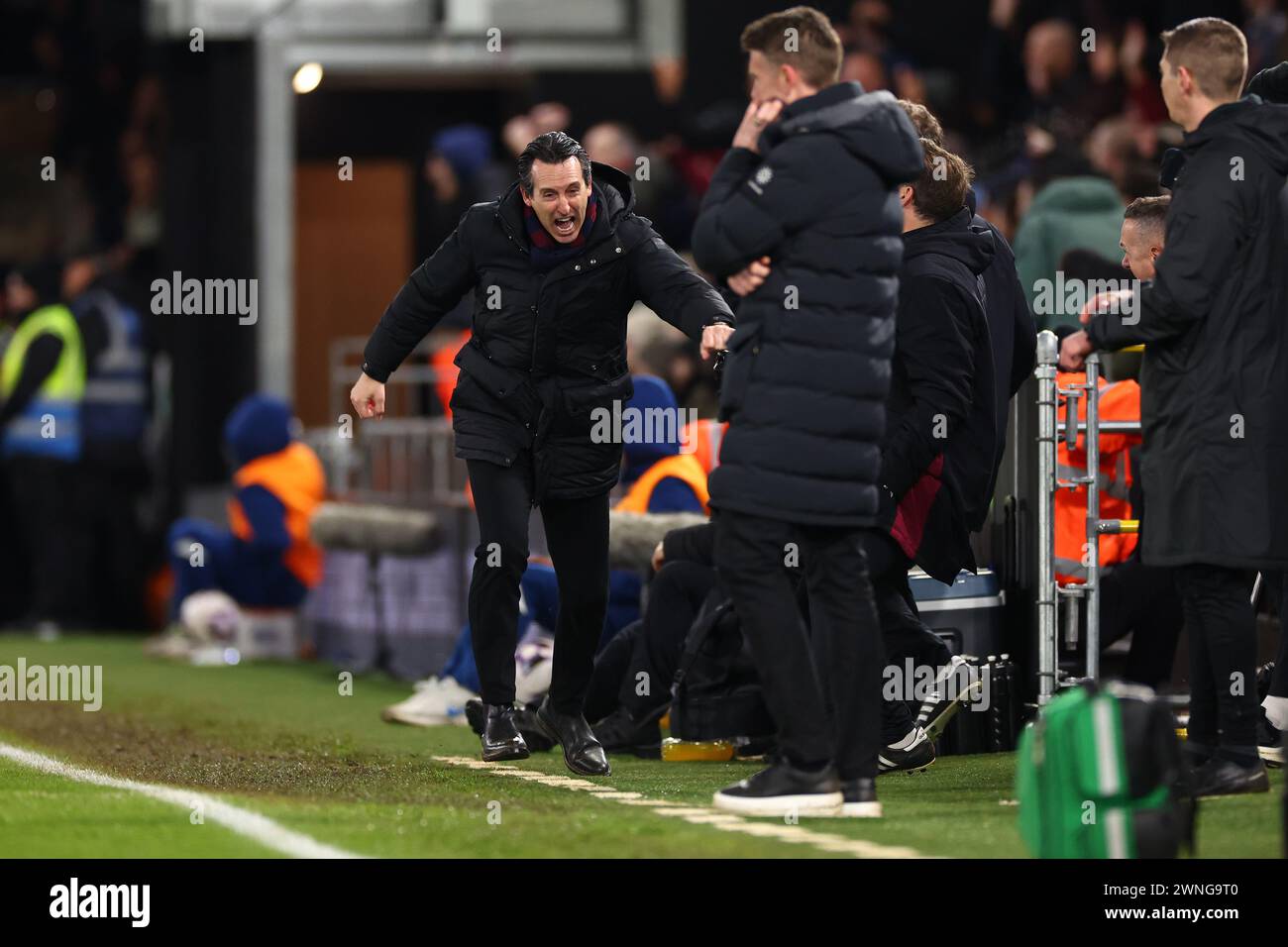 Kenilworth Road, Luton, Bedfordshire, UK. 2nd Mar, 2024. Premier League Football, Luton Town versus Aston Villa; Aston Villa Manager Unai Emery celebrates the goal by Lucas Digne of Aston Villa for 2-3 in the 89th minute Credit: Action Plus Sports/Alamy Live News Stock Photo