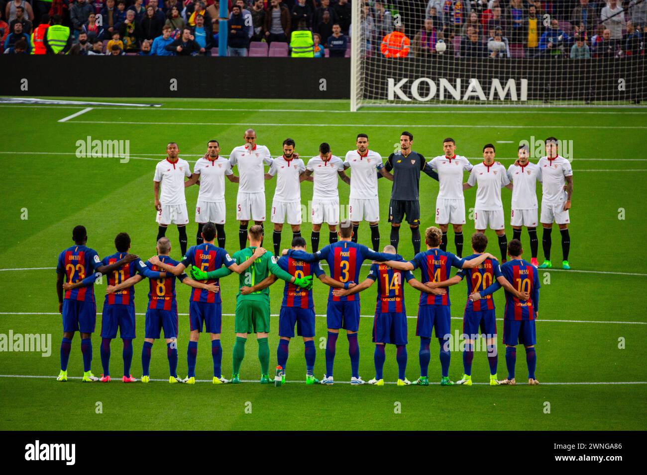 TEAMS LINE UP, BARCELONA FC, 2017: The two teams line up for a minute's silence before the match. Barcelona FC v Sevilla FC at Camp Nou, Barcelona on 5 April 2017. Photo: Rob Watkins. Barca won the game 3-0 with three goals in the first 33 minutes. The game was played in a deluge of rain during a massive spring storm. Stock Photo