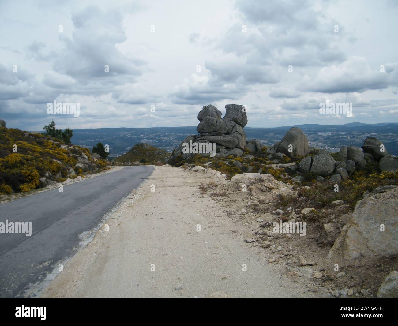 Uma estrada na montanha com pedras grandes ao lado Stock Photo