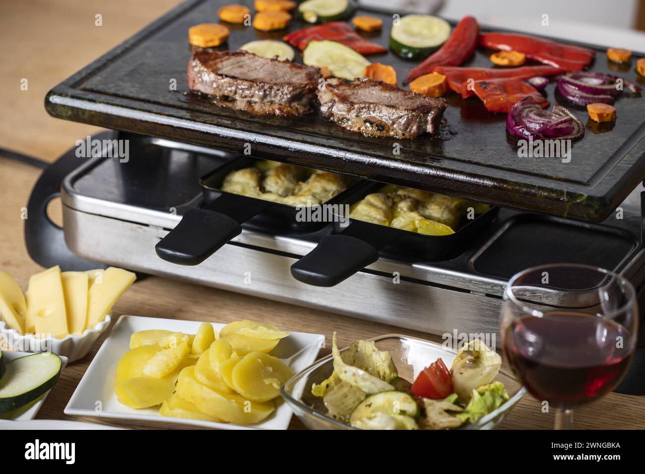 Schweizer raclette mit fleisch und gemuse hi-res stock photography and ...