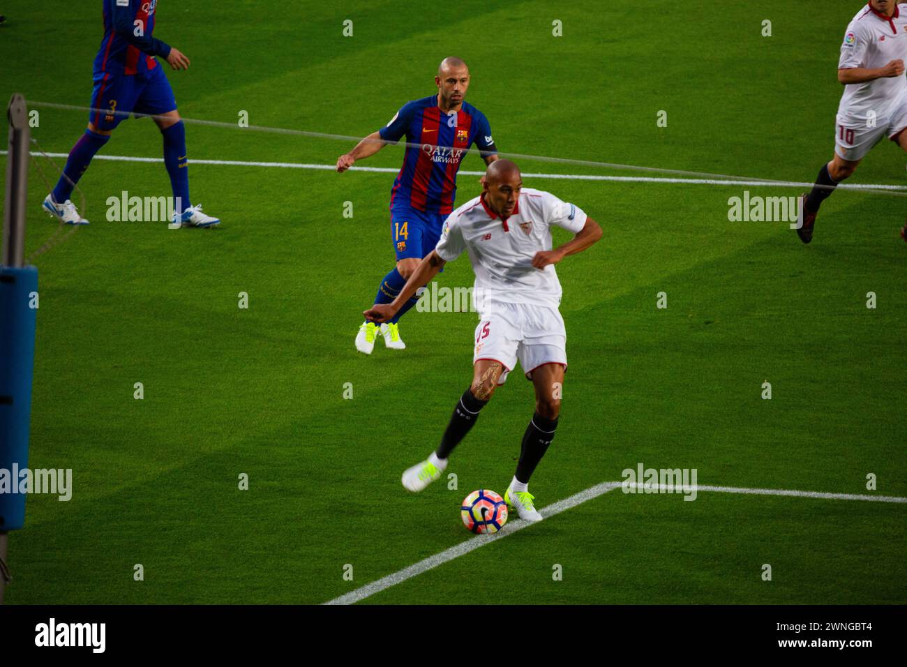 NZONZI, SEVILLA, 2017: Steven Nzonzi of Sevilla shoots. Barcelona FC v Sevilla FC at Camp Nou, Barcelona on 5 April 2017. Photo: Rob Watkins. Barca won the game 3-0 with three goals in the first 33 minutes. The game was played in a deluge of rain during a massive spring storm. Stock Photo