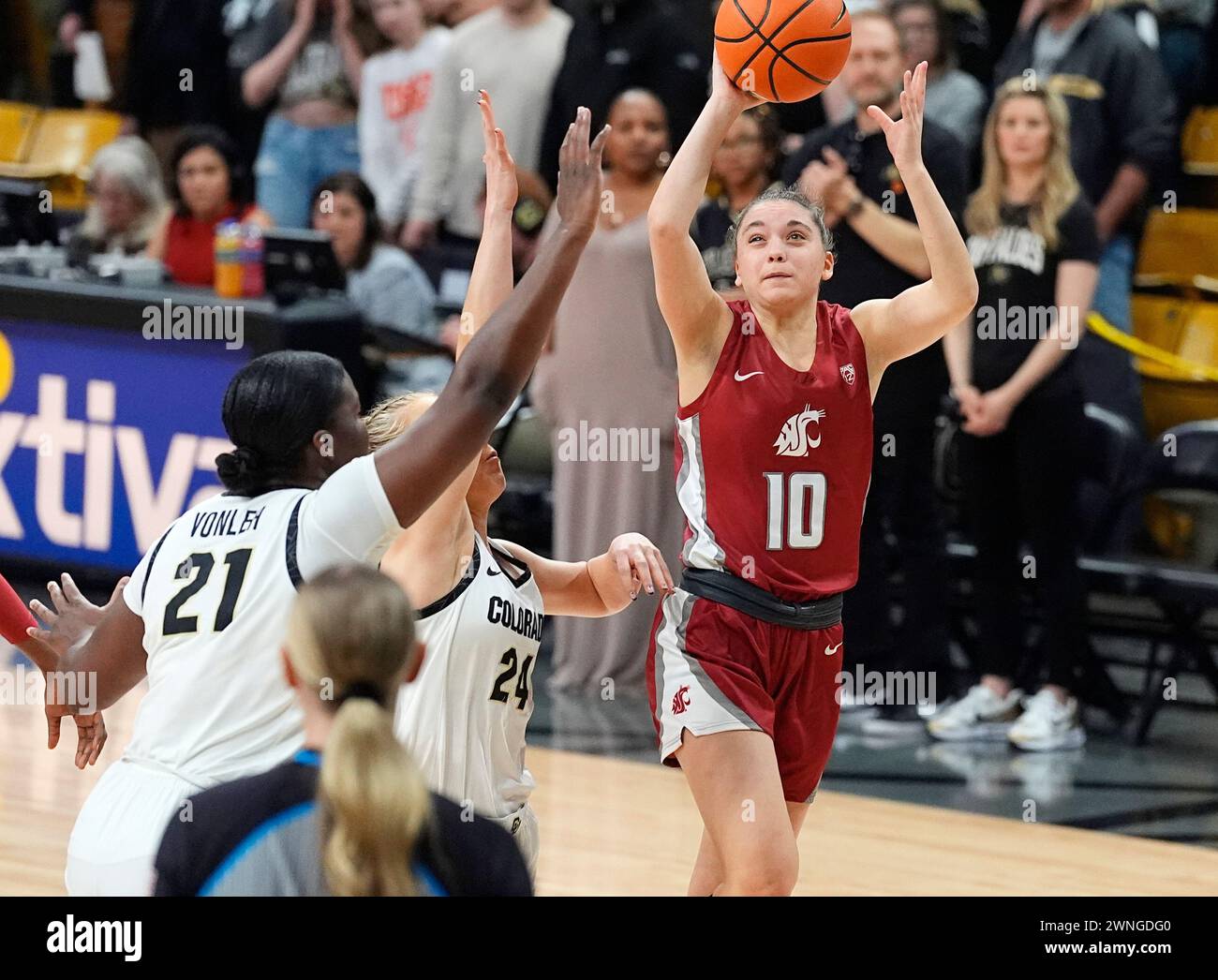 Washington State guard Eleonora Villa, right, drives to the basket as ...