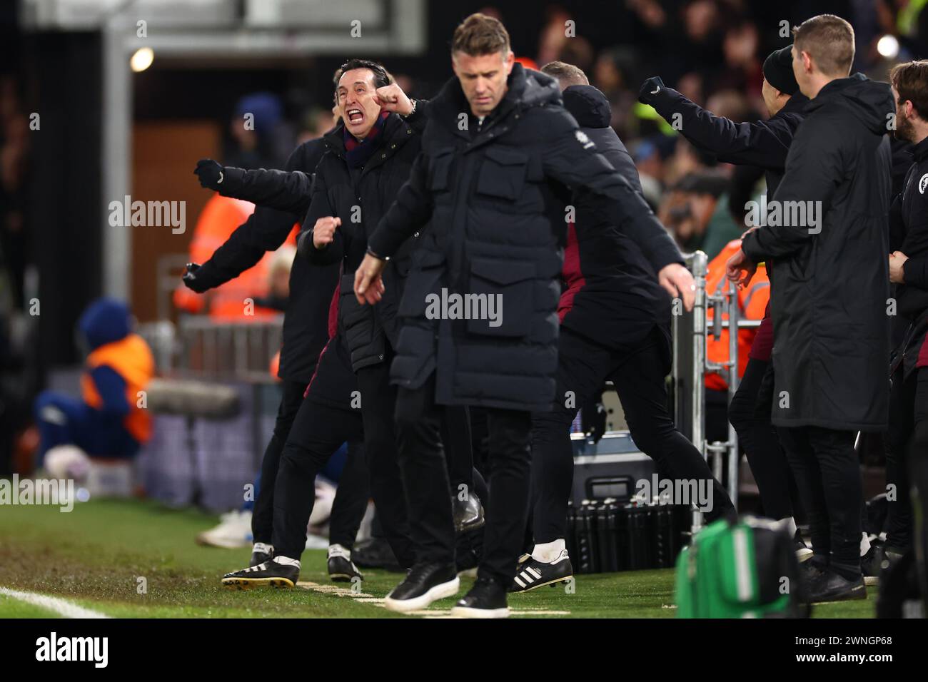 Kenilworth Road, Luton, Bedfordshire, UK. 2nd Mar, 2024. Premier League Football, Luton Town versus Aston Villa; Aston Villa Manager Unai Emery celebrates the winning goal by Lucas Digne of Aston Villa for 2-3 in the 89th minute Credit: Action Plus Sports/Alamy Live News Stock Photo