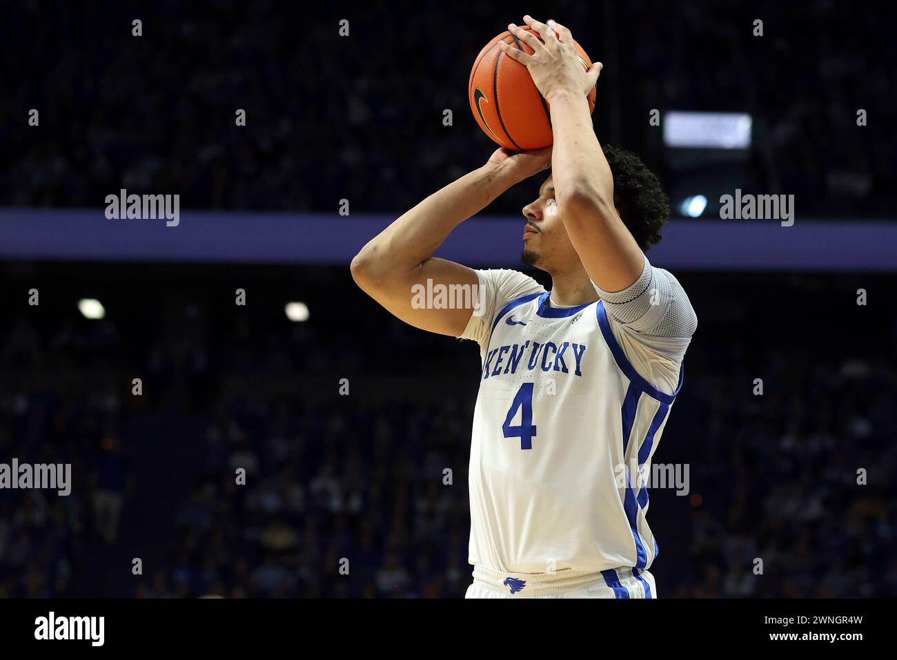Kentucky's Tre Mitchell (4) shoots an uncontested three point shot