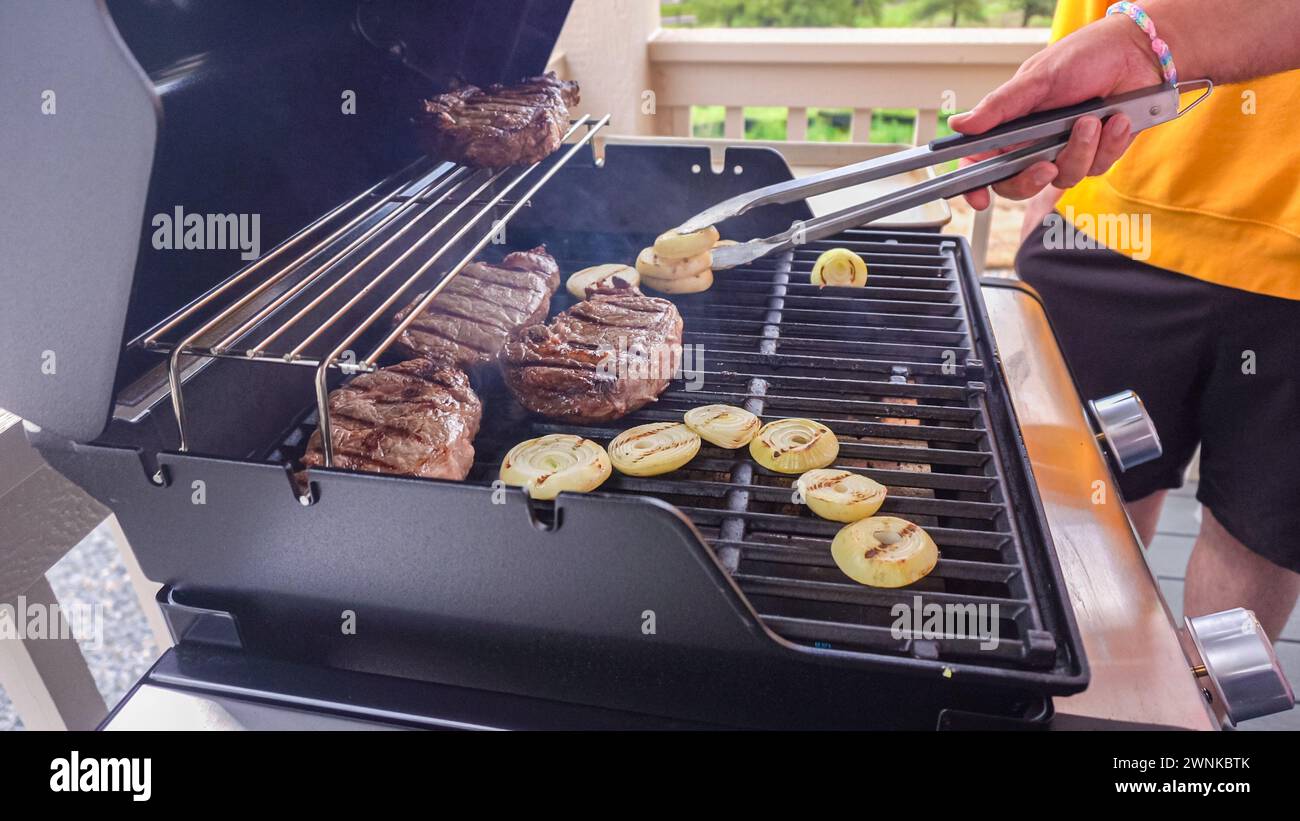 Two burner gas grill hi-res stock photography and images - Alamy