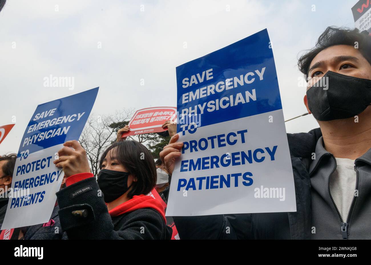 South Korean doctors hold placards during a protest. Thousands of senior doctors held a rally in Seoul against the government's medical school quota hike plan as Prime Minister Han Duck-soo hinted at the possible suspension of medical licenses for striking trainee doctors. The rally by members of the Korean Medical Association (KMA), the biggest medical lobby group, came as thousands of trainee doctors have remained off their jobs at general hospitals for the 13th day, protesting the plan to add 2,000 more medical school seats starting next year. (Photo by Kim Jae-Hwan/SOPA Images/Sipa USA) Stock Photo