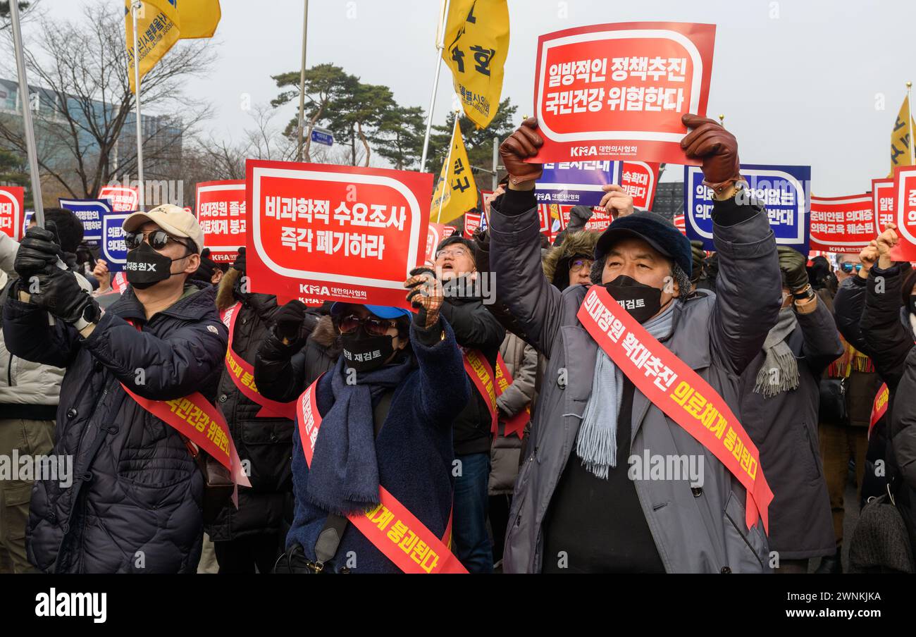South Korean doctors hold placards saying 'Opposition to the increase in medical schools' during the demonstration. Thousands of senior doctors held a rally in Seoul against the government's medical school quota hike plan as Prime Minister Han Duck-soo hinted at the possible suspension of medical licenses for striking trainee doctors. The rally by members of the Korean Medical Association (KMA), the biggest medical lobby group, came as thousands of trainee doctors have remained off their jobs at general hospitals for the 13th day, protesting the plan to add 2,000 more medical school seats star Stock Photo