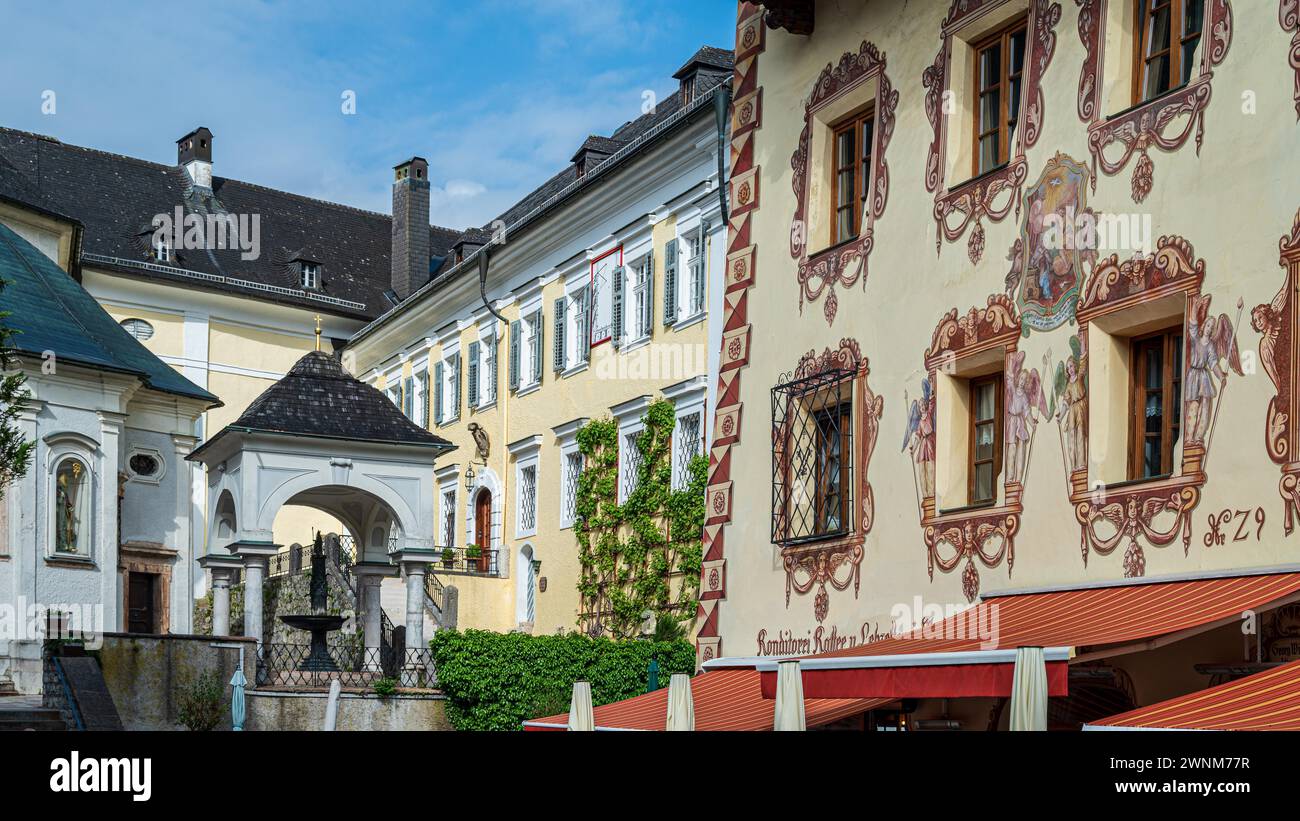 Building with frescoes and ornaments as well as an outdoor cafe invite you to linger, year 1629 visible, Sankt Wolfgang, Wolfgangsee, Salzkammergut Stock Photo