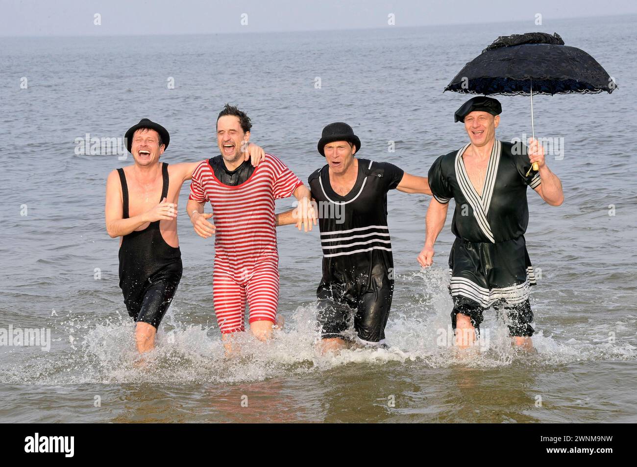 Roman Knizka, Oliver Mommsen, Bernhard Bettermann und Hendrik Duryn beim Baltic Lights 2024 Charity-Hunderennen zu Gunsten der Welthungerhilfe zwischen der Seebrücke Ahlbeck und der Seebrücke Heringsdorf. Heringsdorf, 02.03.2024 *** Roman Knizka, Oliver Mommsen, Bernhard Bettermann and Hendrik Duryn at the Baltic Lights 2024 charity dog race in aid of Welthungerhilfe between the Ahlbeck pier and the Heringsdorf pier Heringsdorf, 02 03 2024 Foto:xF.xKernx/xFuturexImagex baltic renntag 4567 Stock Photo