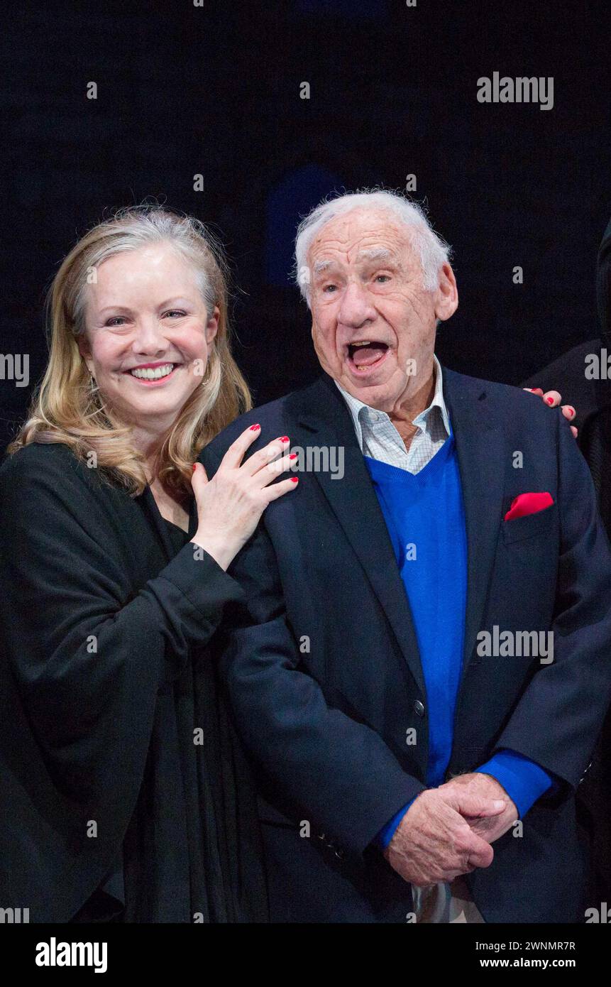 Susan Stroman, Mel Brooks at a press photo call for YOUNG FRANKENSTEIN at the Garrick Theatre, London WC2  10/10/2017 book, music & lyrics by Mel Brooks  set design: Beowulf Boritt  costumes: William Ivey Long  wigs & hair: Paul Huntley  lighting: Ben Cracknell  direction & choreography: Susan Stroman Stock Photo