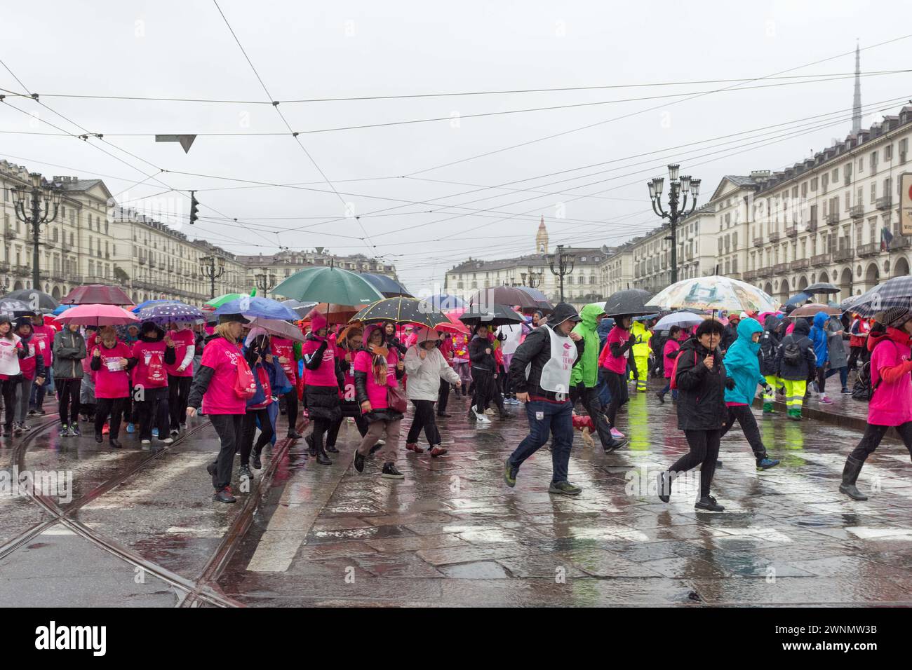 Photo Matteo Secci/LaPresse 3 marzo 2024 Torino, Italia - Cronaca - Just The Woman I am - corsa non competitiva per la raccolta fondi per la ricerca universitaria sul cancro e la parit&#xe0; di genere. Nell'immagine: un momento dell'evento. 3rd March 2024 Torino, Italy - Just The Woman I am - non-competitive race to raise funds for university cancer research and gender equality. In the image: a moment of the event. Credit: LaPresse/Alamy Live News Stock Photo